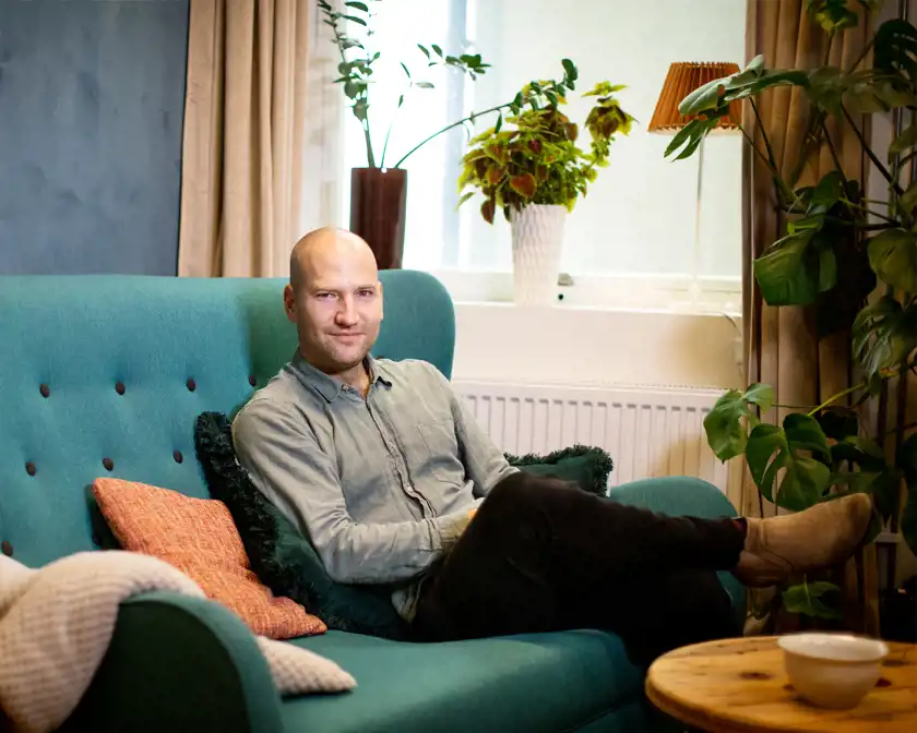 Simon Strandvik sitter i en soffa.