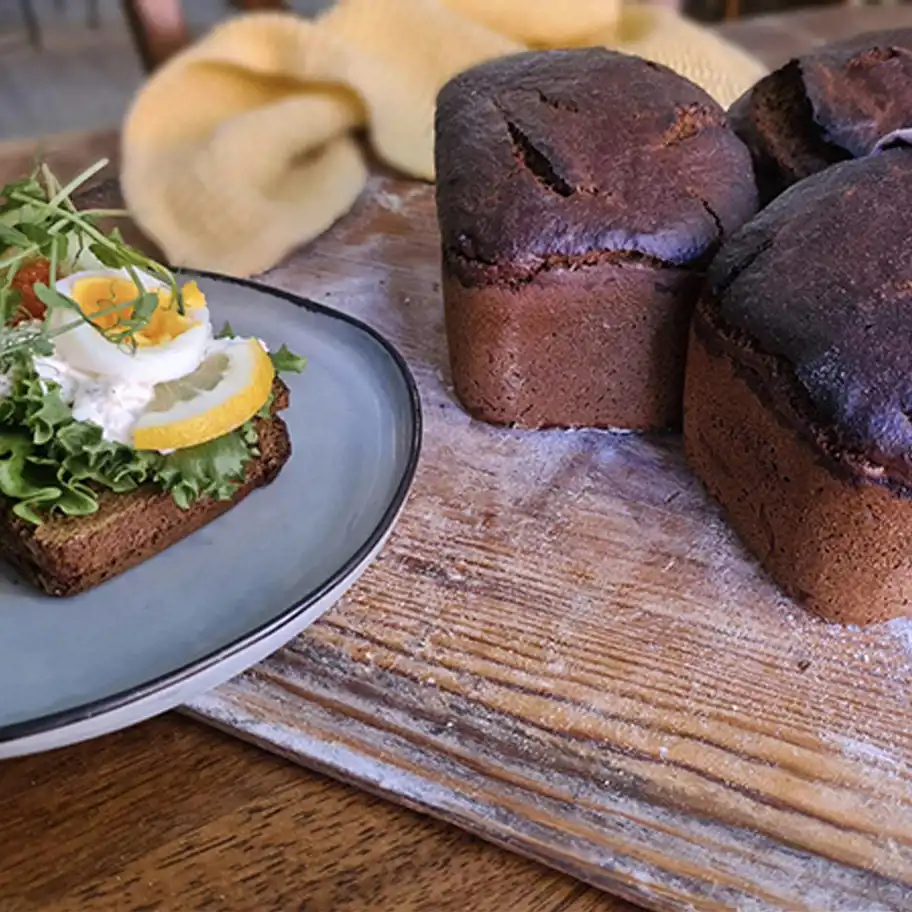 Mörkt bröd och en smörgås med skagenröra.