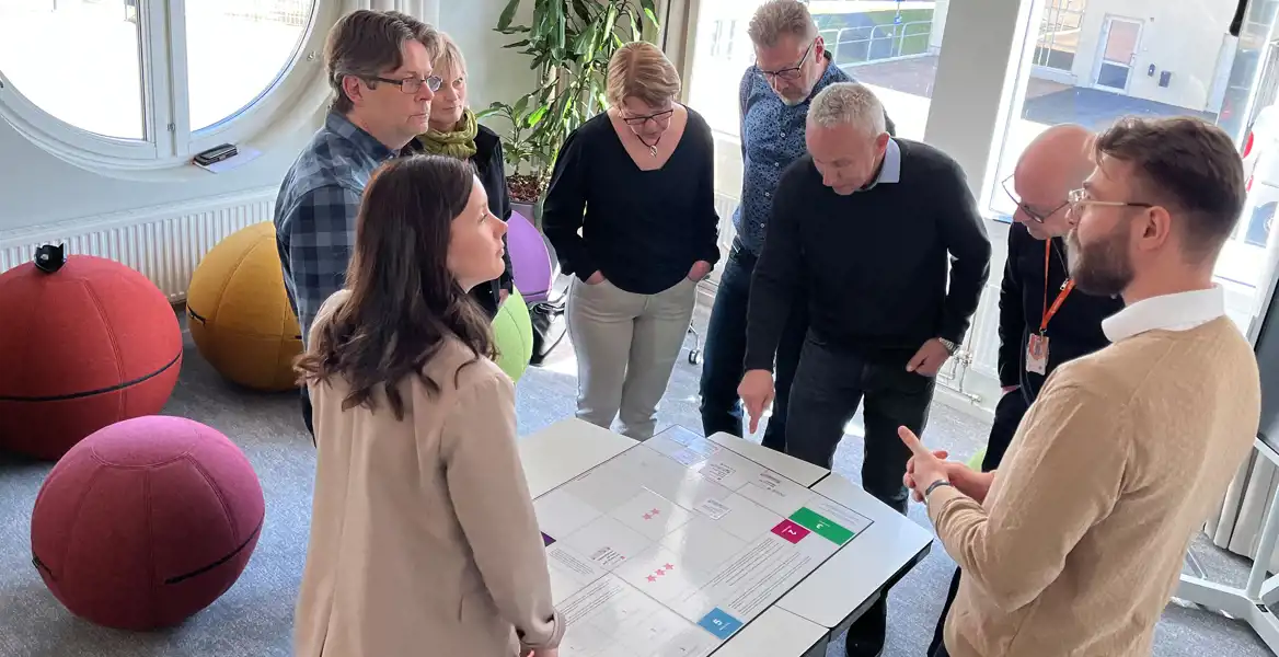 en grupp personer som samtalar i en workshop